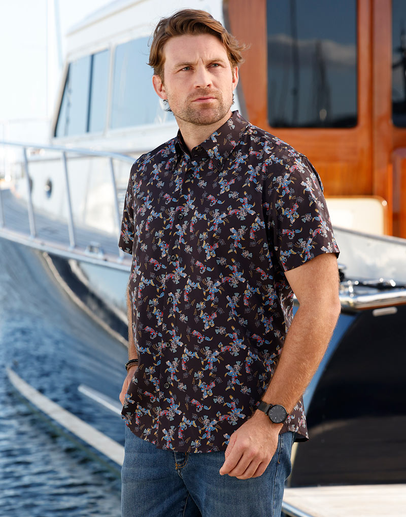 Male model wearing Westport No-Tuck Short Sleeve Button Down Collar Stretch Performance Lush Paisley Sport Shirt